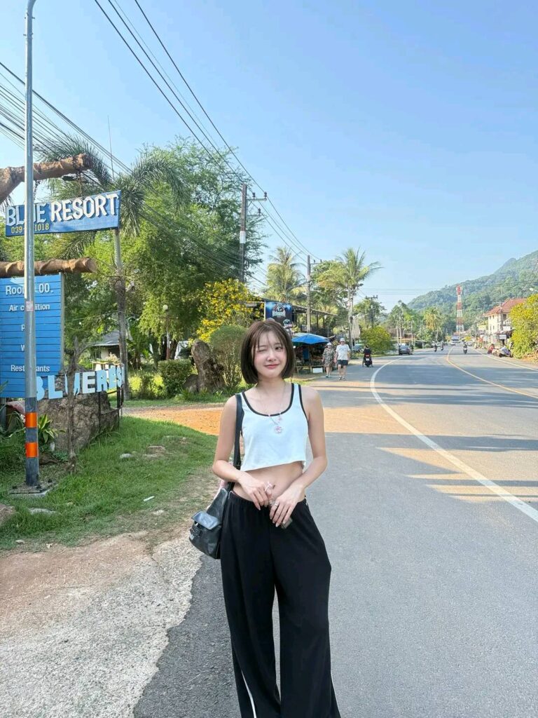 Hình Ảnh Gái Xinh Cảm Điện Thoại Xu Hướng, Tiêu Chí Và Những Góc Nhìn Đa Chiều Về Vẻ Đẹp Thời Đại Mới